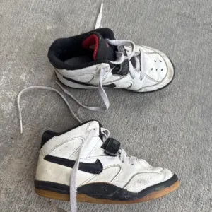 Vintage boys Nike shoes