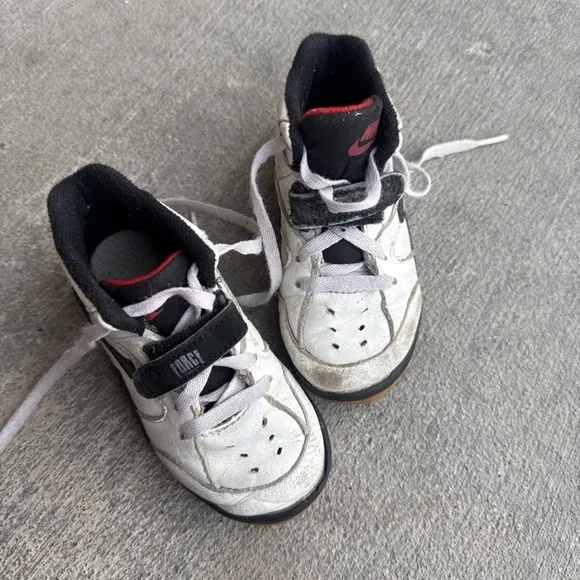 Vintage boys Nike shoes