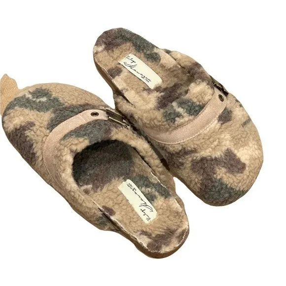 Vintage Havana Camo Sherpa Slippers NWT