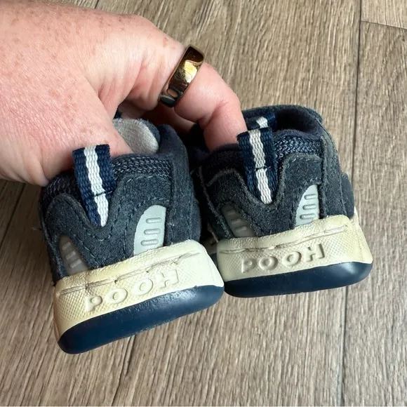 Vintage Winnie the Pooh baby infant crib shoes sneakers 90s boys Tigger