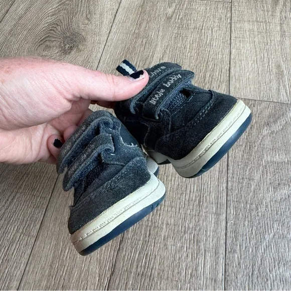 Vintage Winnie the Pooh baby infant crib shoes sneakers 90s boys Tigger