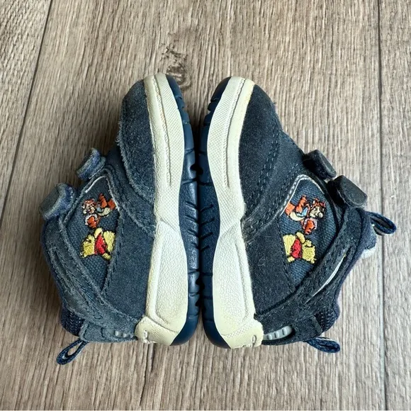 Vintage Winnie the Pooh baby infant crib shoes sneakers 90s boys Tigger