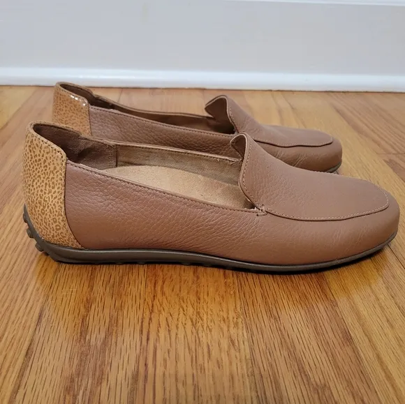 Vionic Elora Leather Loafers Driving Moccasins Classic Toffee Tan Size 7 Neutral