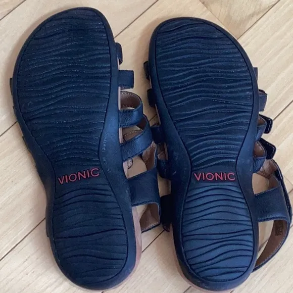 Vionic Harissa black sandals with Adjustable straps. Women’s size 8