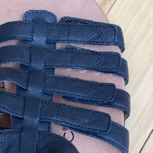 Vionic Harissa black sandals with Adjustable straps. Women’s size 8