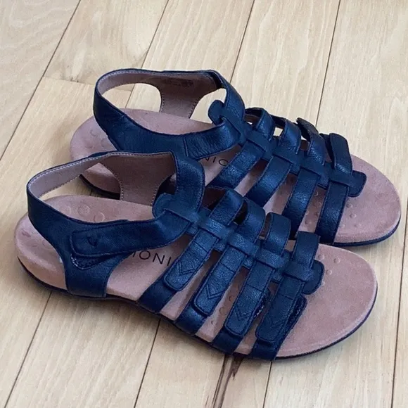 Vionic Harissa black sandals with Adjustable straps. Women’s size 8