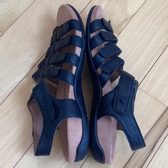 Vionic Harissa black sandals with Adjustable straps. Women’s size 8