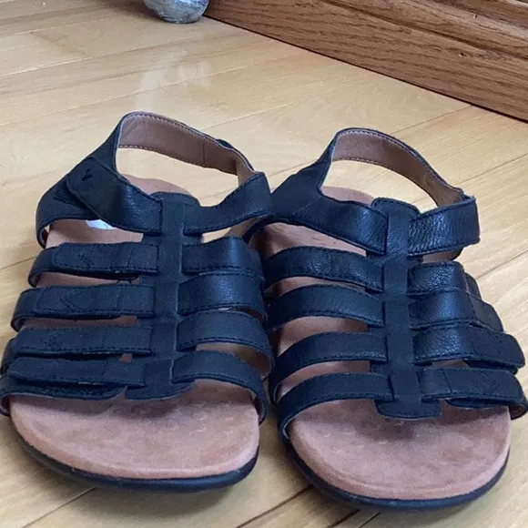 Vionic Harissa black sandals with Adjustable straps. Women’s size 8