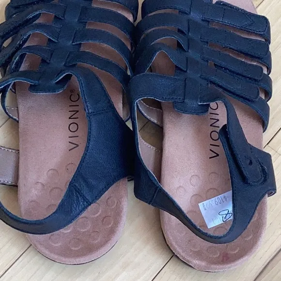 Vionic Harissa black sandals with Adjustable straps. Women’s size 8