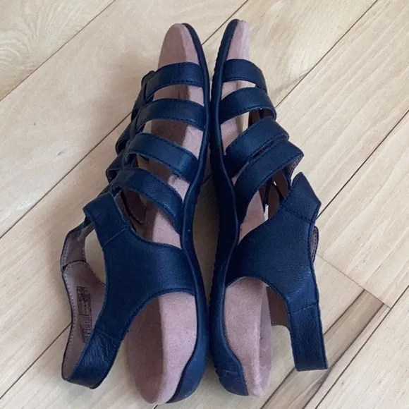 Vionic Harissa black sandals with Adjustable straps. Women’s size 8